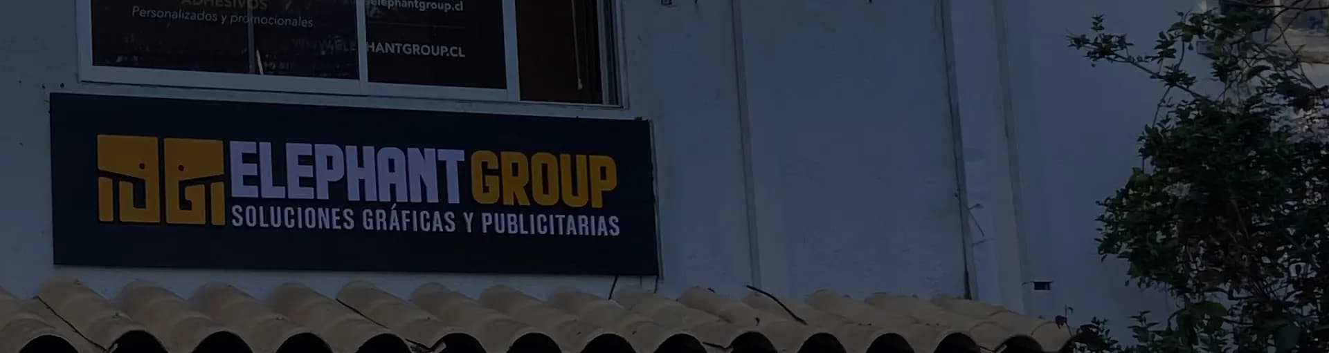 Letrero publicitario de Elephant Group en Valparaíso - Imagen decorativa del pie de página