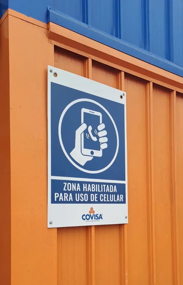 Señalética variada instalada en distintos puntos de un local comercial