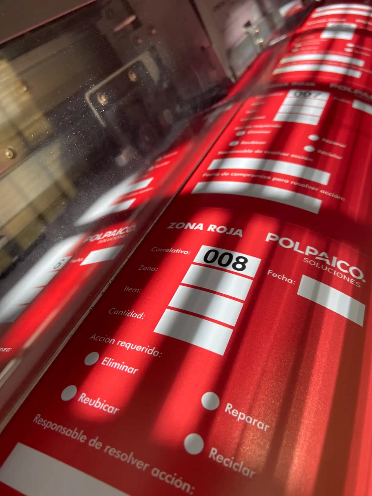 Vinilo adhesivo personalizado recién instalado en vitrina