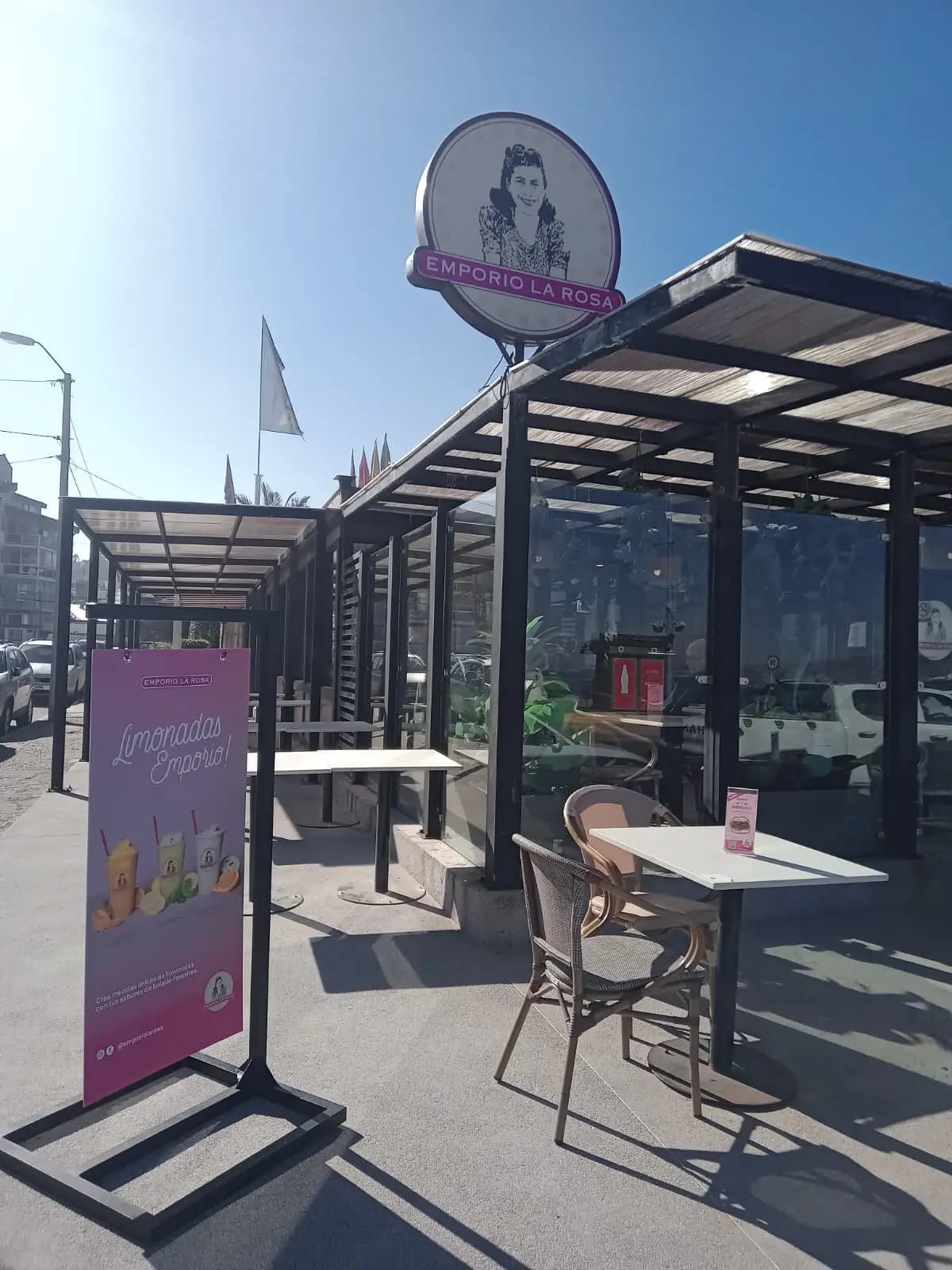 Letrero corporativo instalado en fachada de Emporio La Rosa